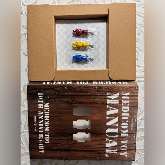 Medicom Toy 10th Anniversary Bearbrick Set (1996-2006) - Picture 3 of 3